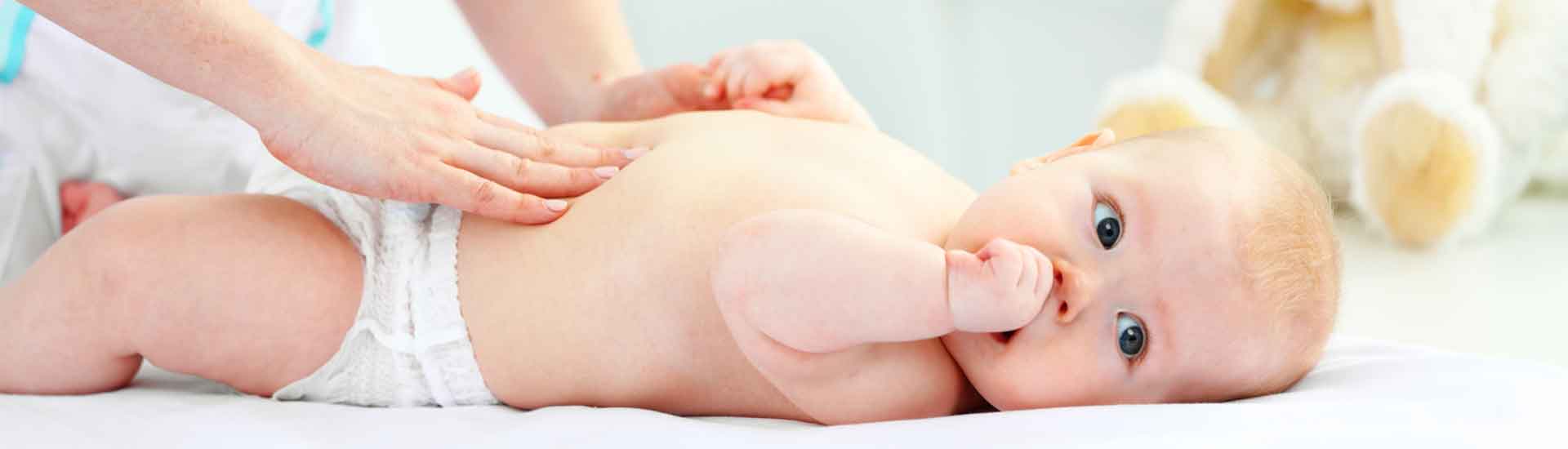 Quels gestes pour masser les mains de son bébé ?